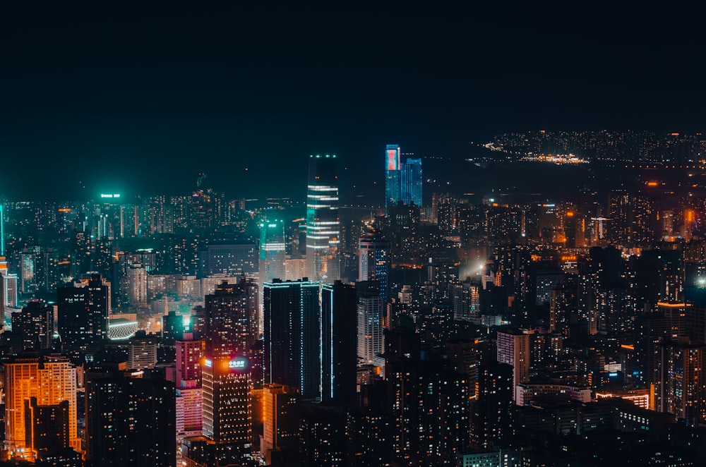 Eine Stadt bei Nacht mit vielen hohen Gebäuden