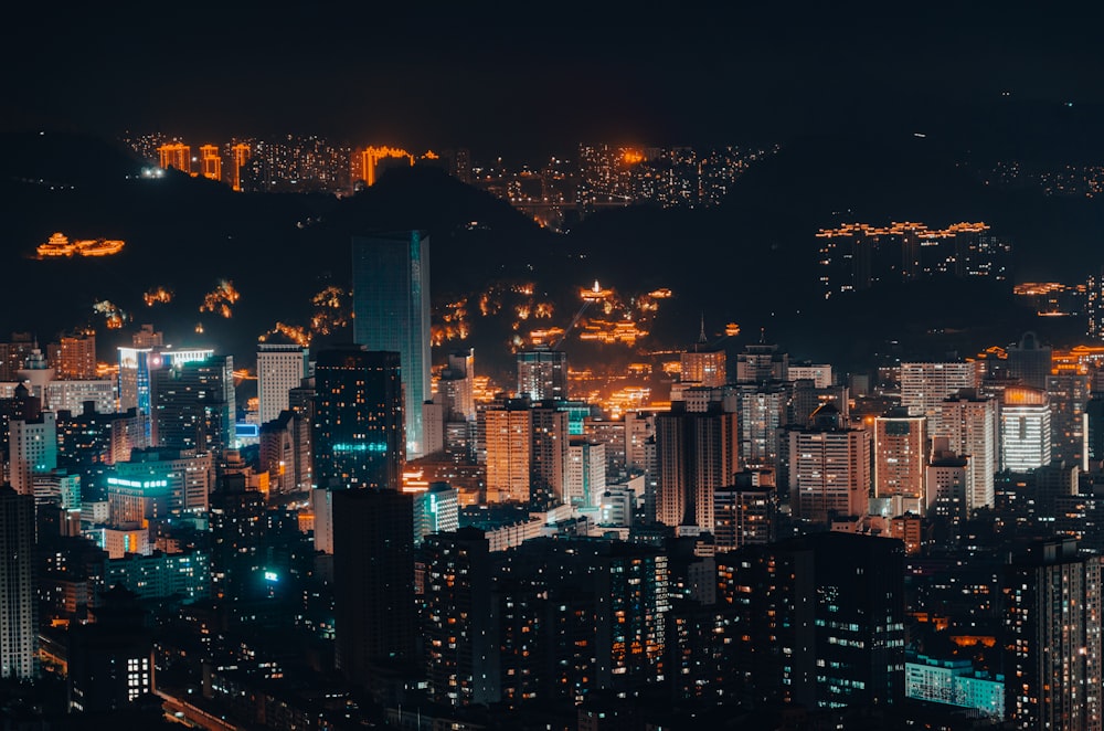 Un paisaje urbano nocturno con muchas luces