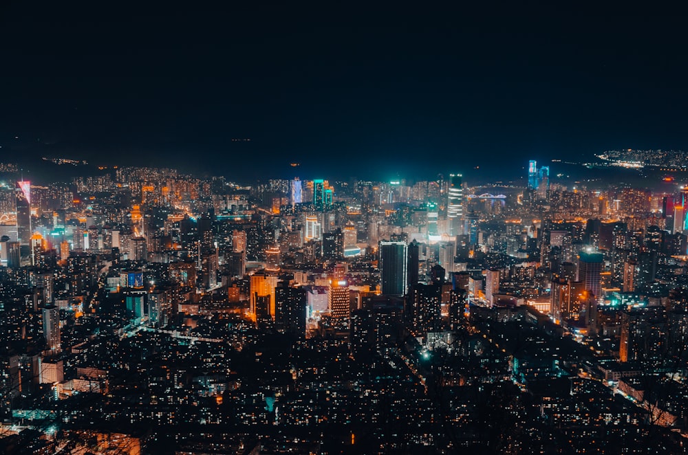 Una veduta di una città di notte dalla cima di una collina