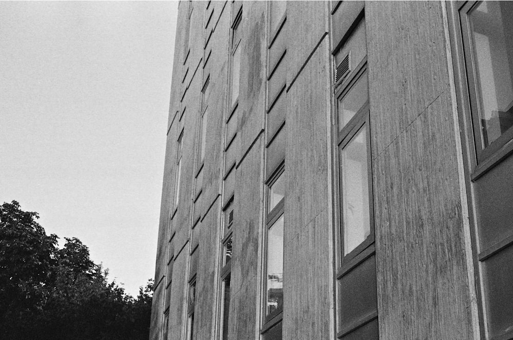 a black and white photo of a tall building