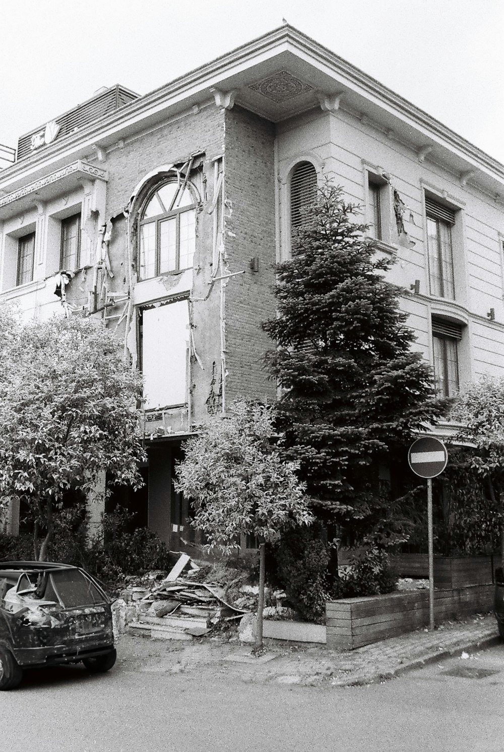 a car parked in front of a tall building