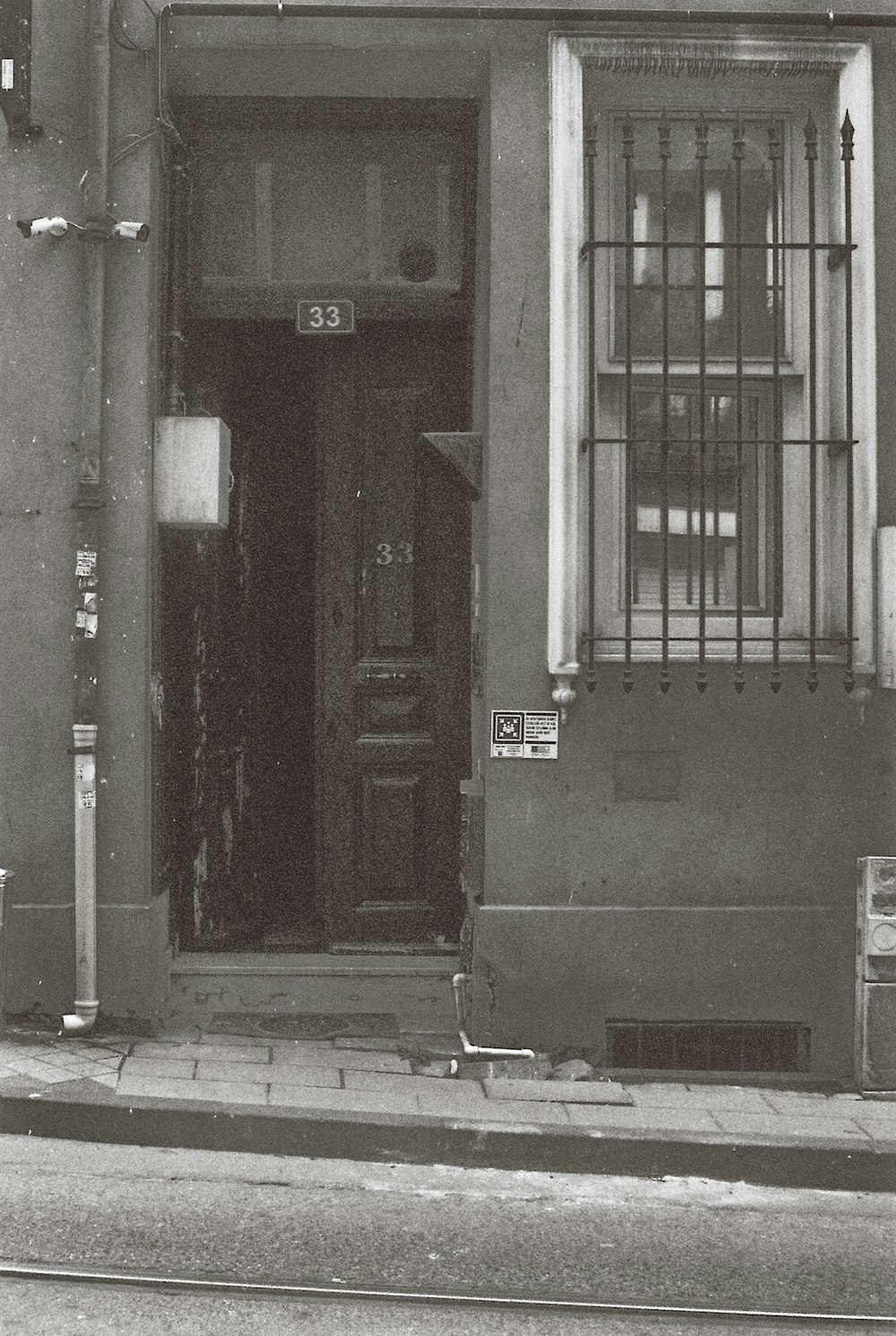 a black and white photo of a building