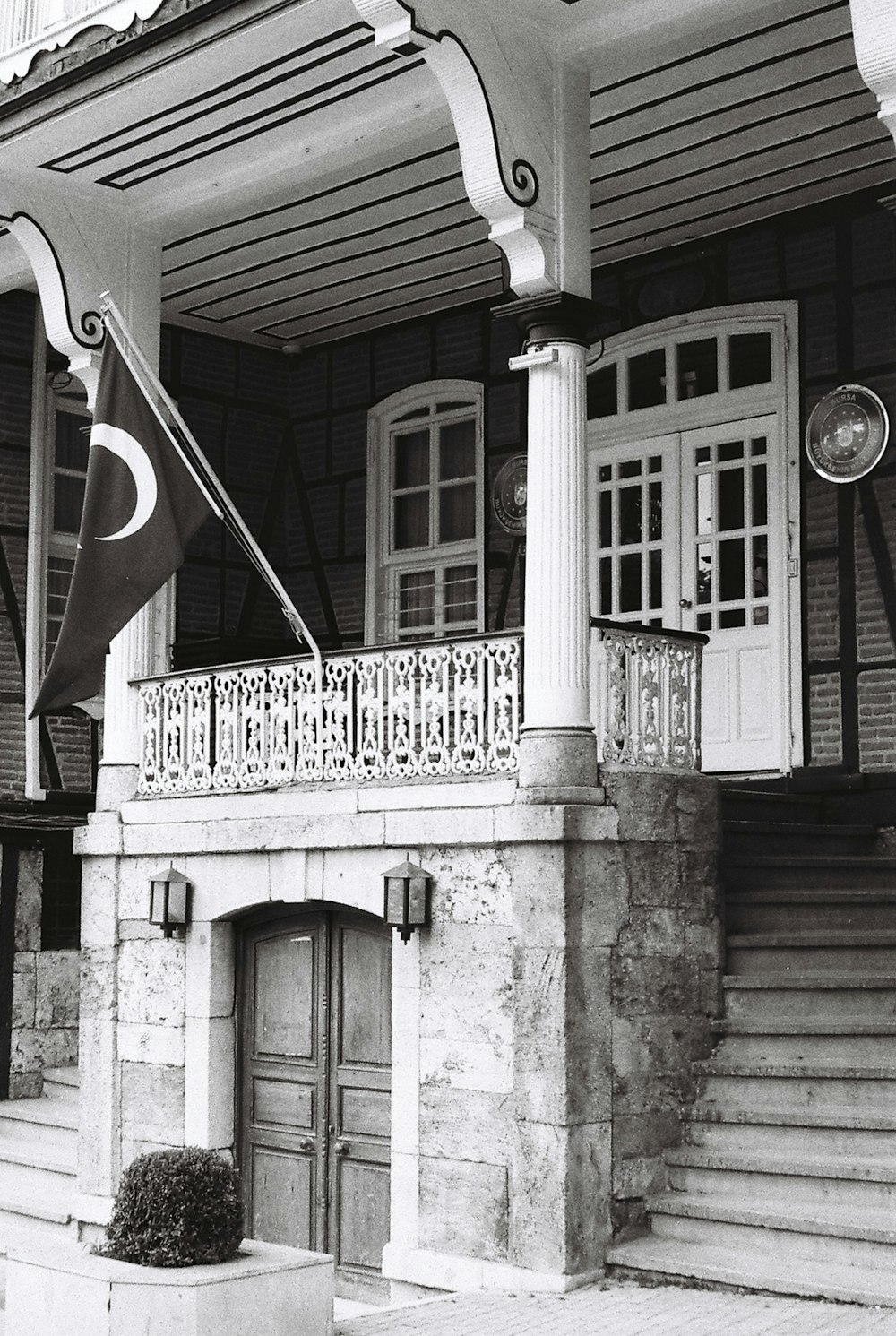 a black and white photo of a building