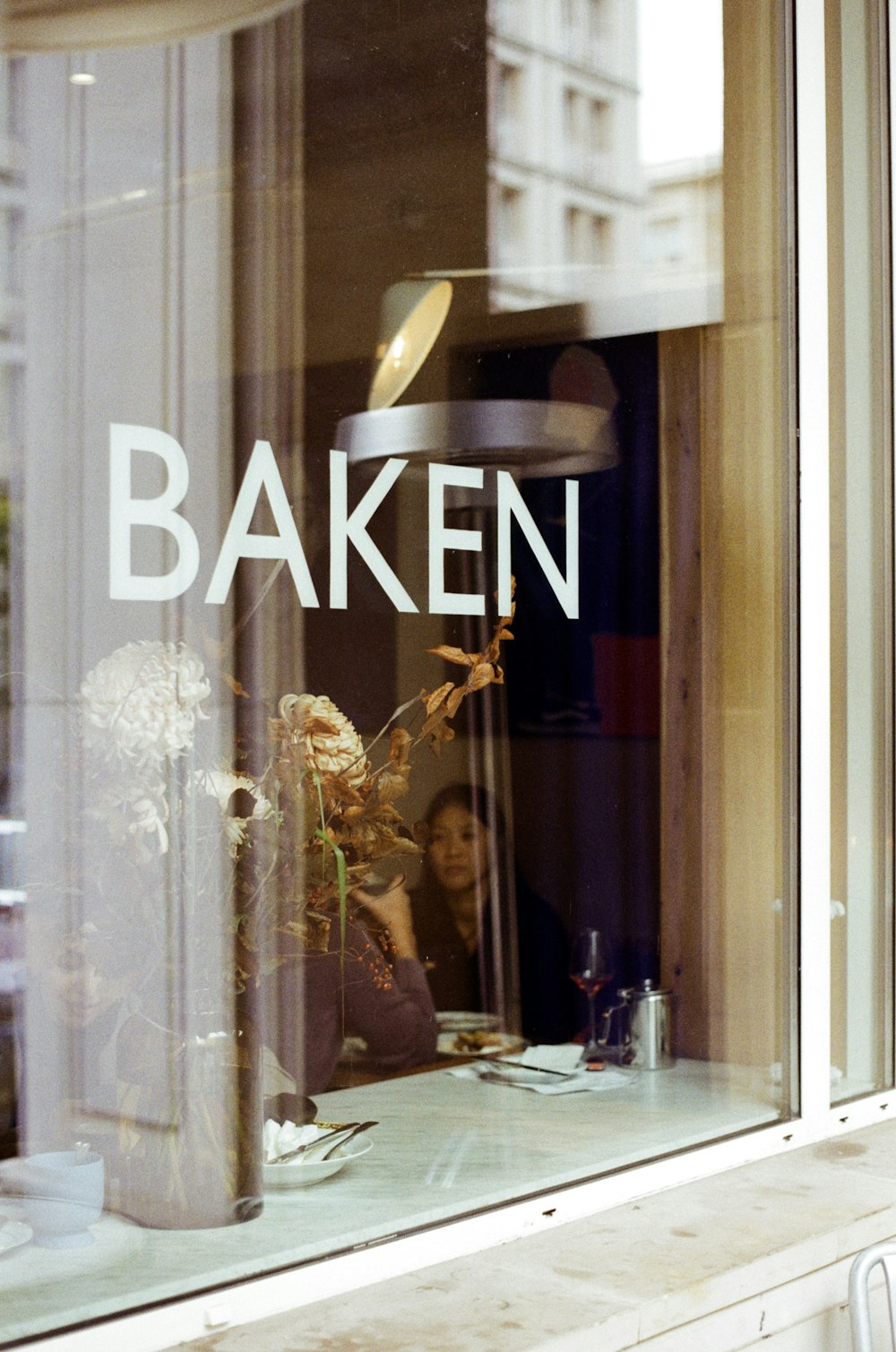 a window with a sign that says baken on it