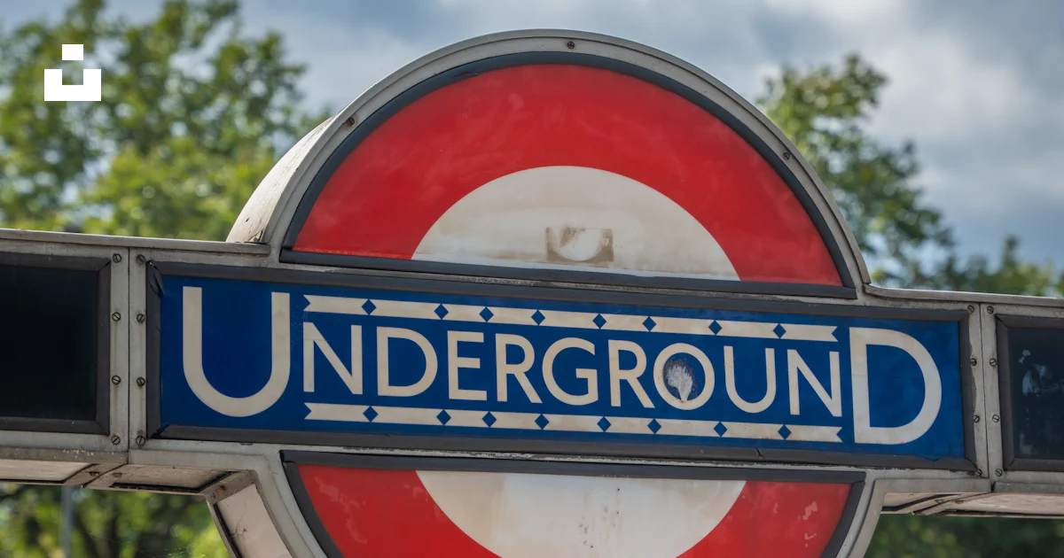 A sign for underground on a city street photo – Free Uk Image on Unsplash