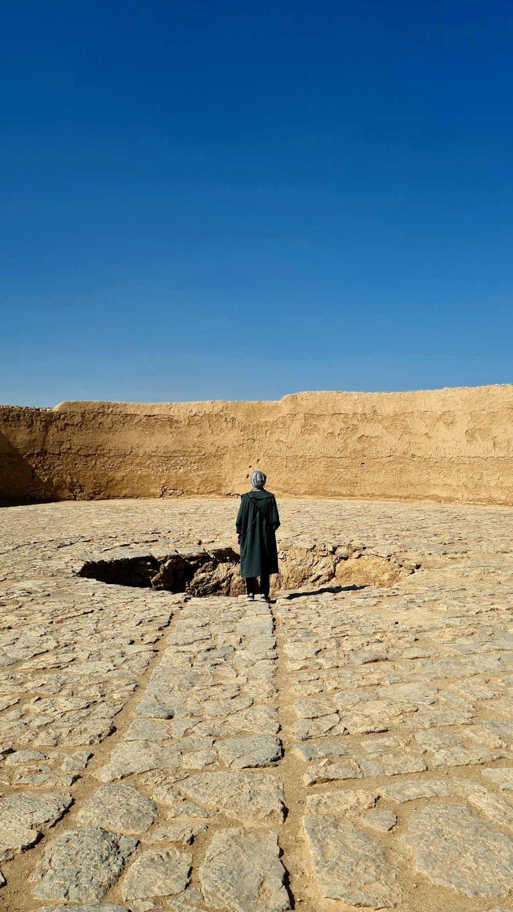 Un hombre parado en medio de un desierto