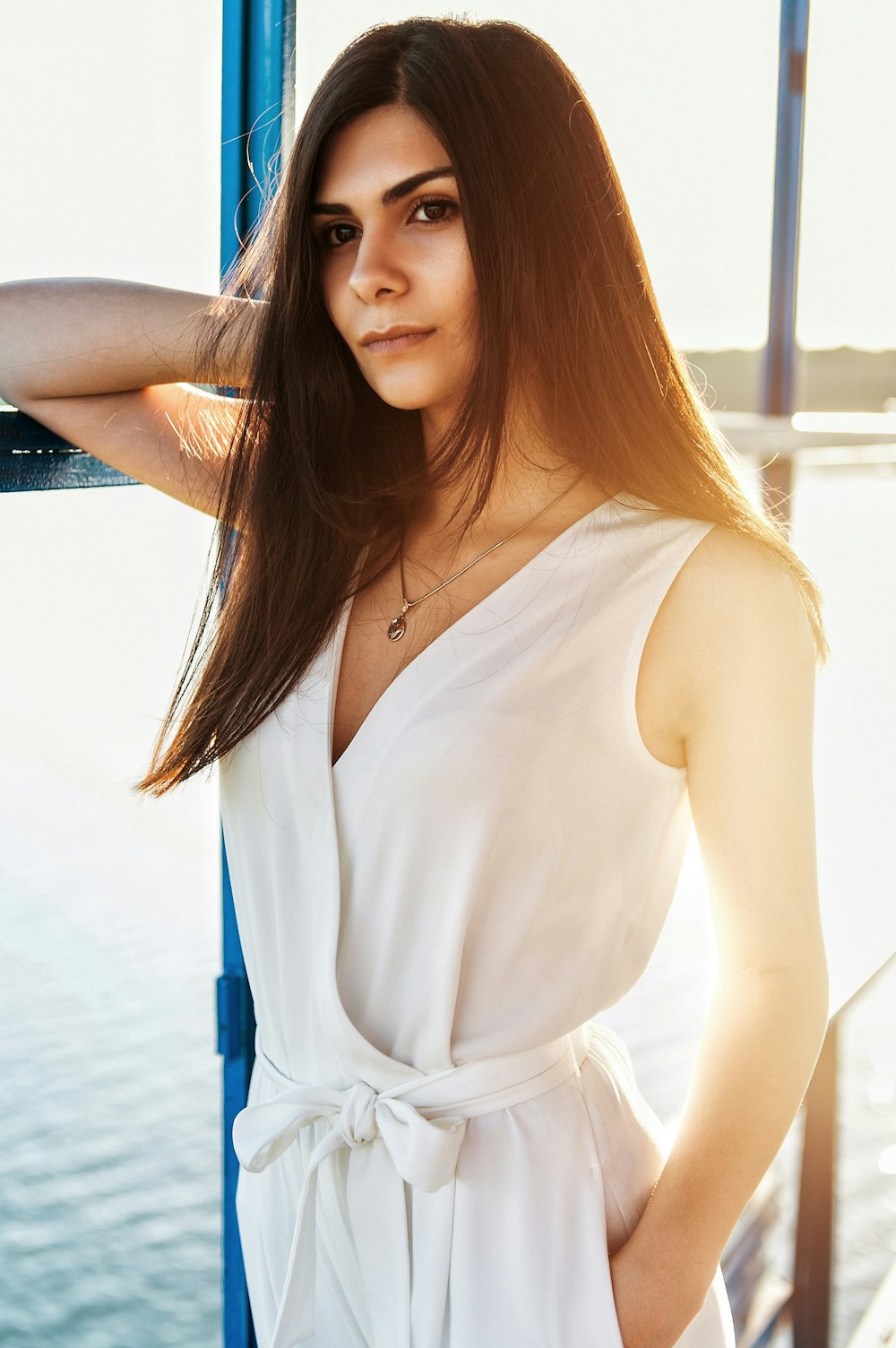 una mujer con un vestido blanco posando para una foto