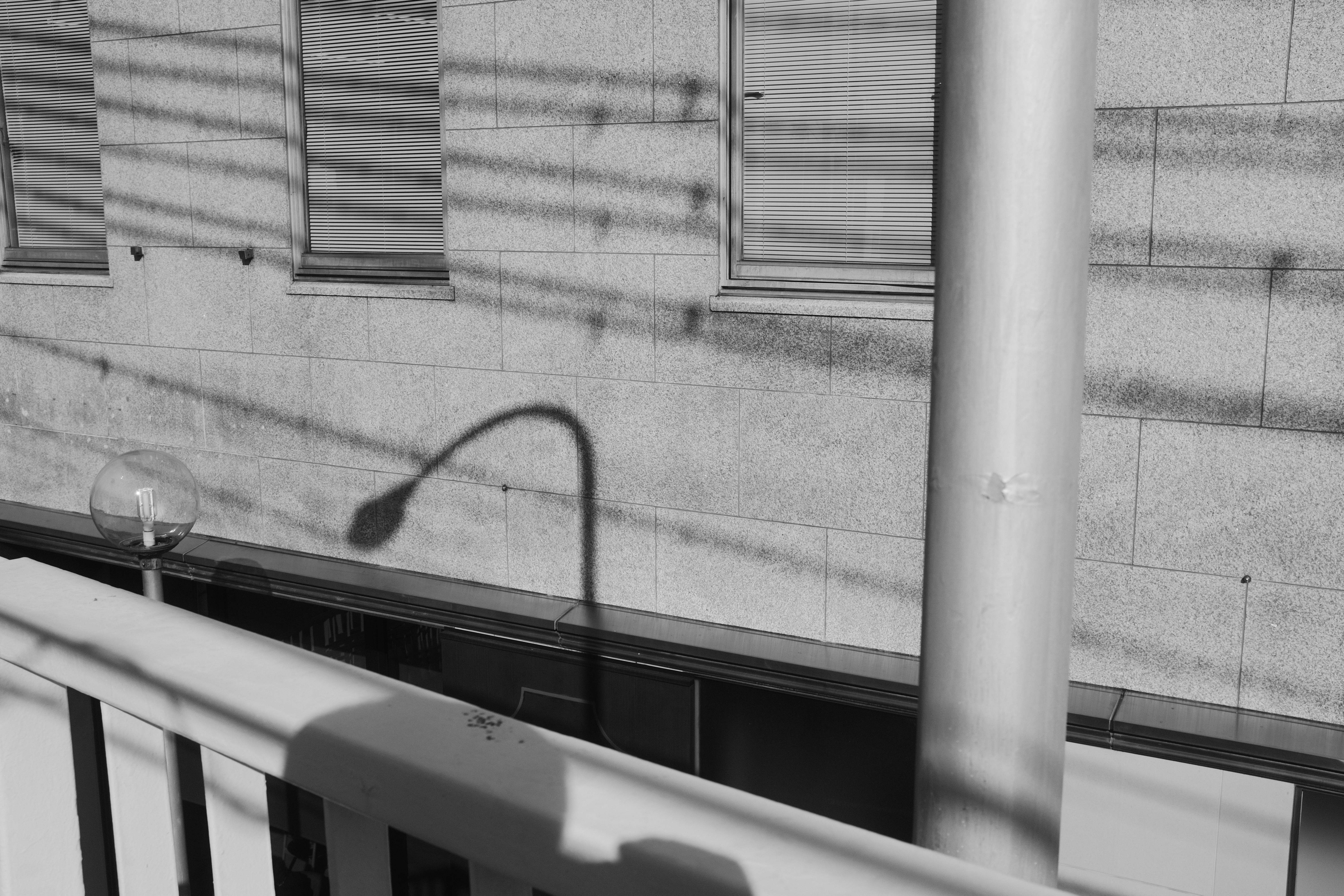 Uma Foto Em Preto E Branco De Uma Luz De Rua x2KcGcRSO1A