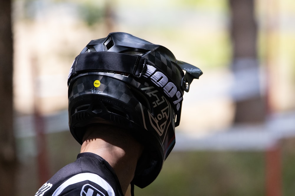 um close up de uma pessoa usando um capacete