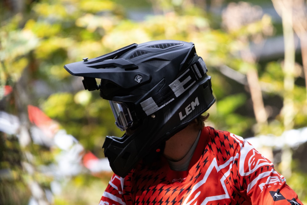 um close up de uma pessoa usando um capacete