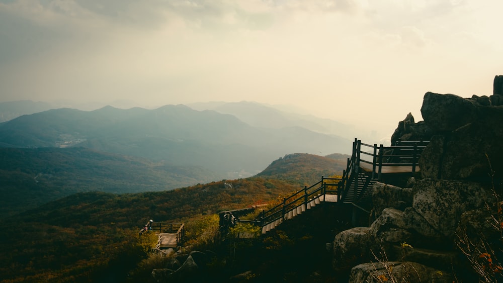 un banc en bois assis sur le flanc d’une montagne