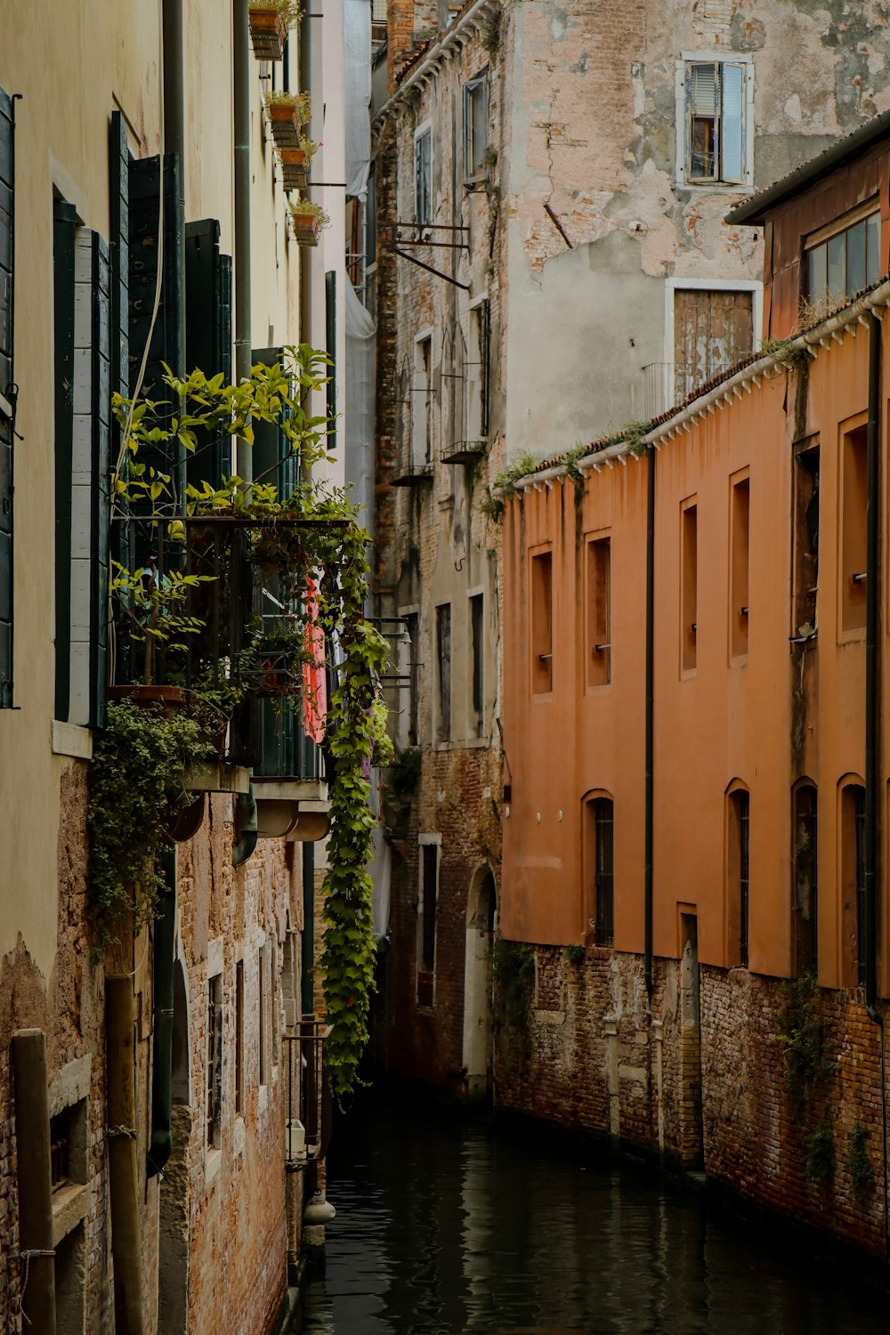 a narrow canal running between two buildings in a city