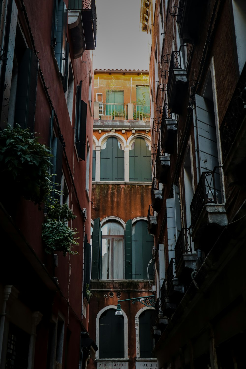 a narrow alleyway in a city with tall buildings