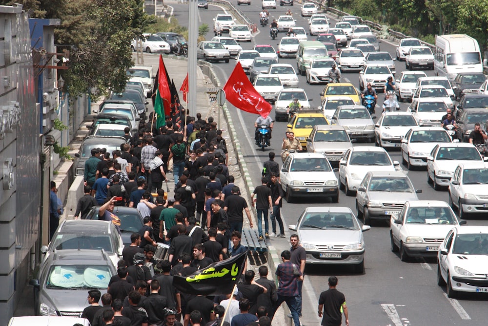 Un gran grupo de personas caminando por una calle