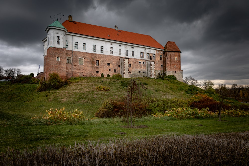 Ein großes Gebäude, das auf einem üppig grünen Hügel sitzt