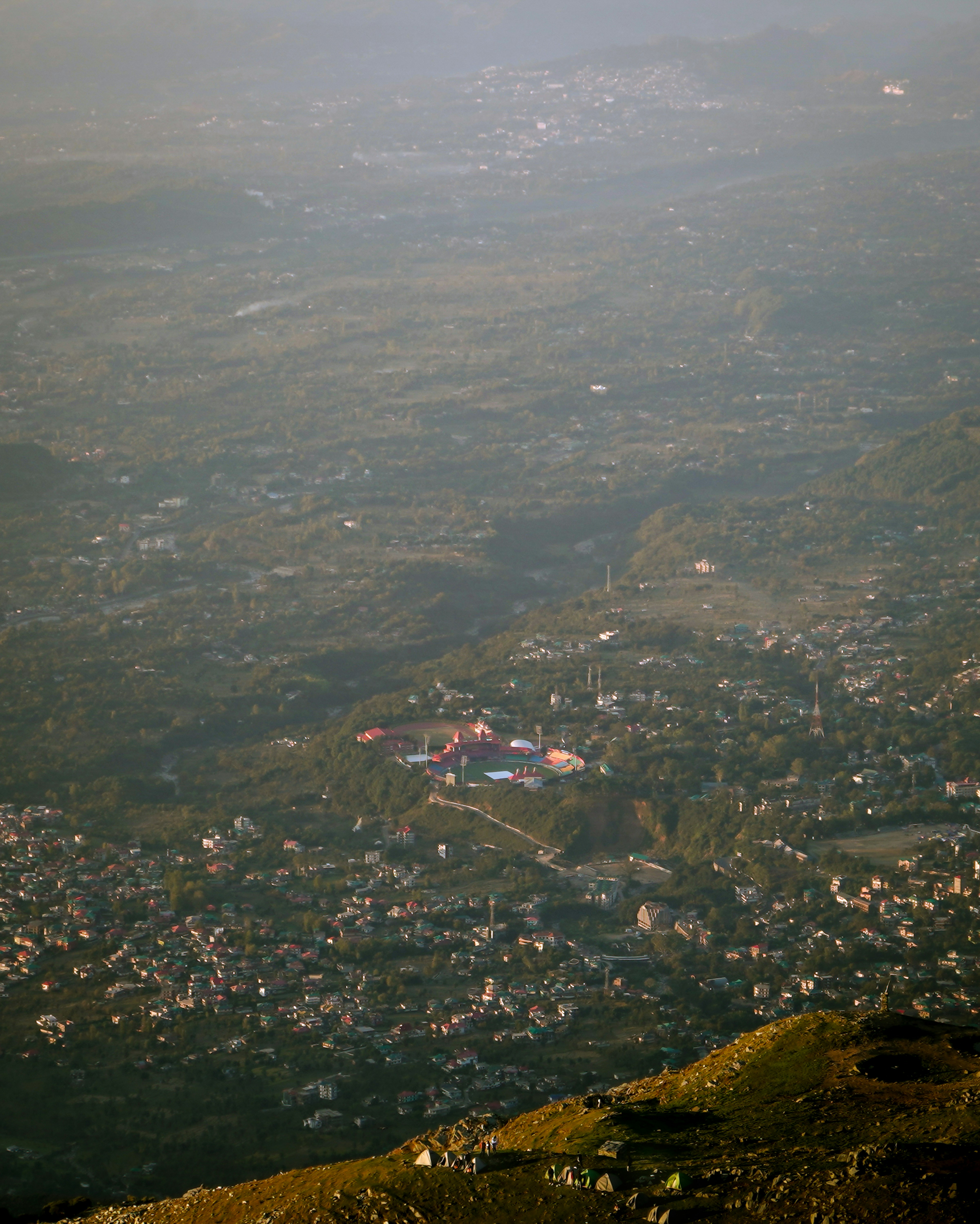 Blick auf eine Stadt von der Spitze eines Hügels