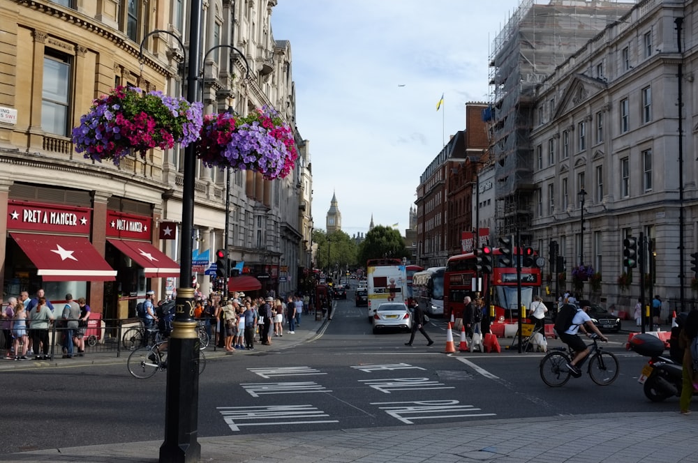 a busy city street filled with lots of traffic