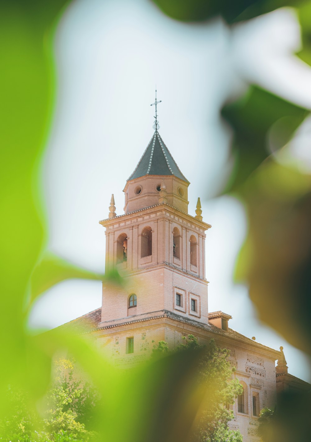 um edifício com um campanário e uma cruz no topo