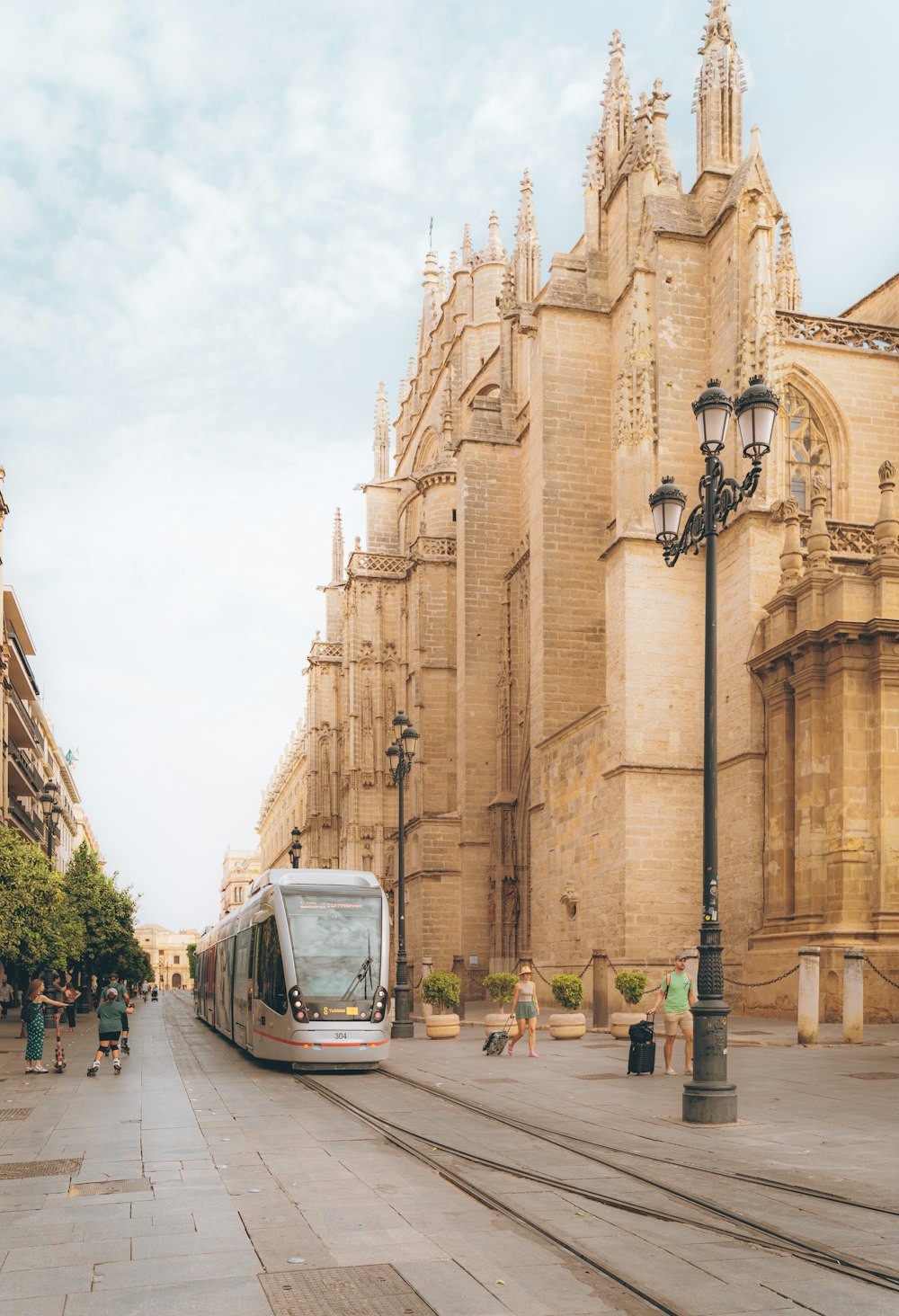 um trem viajando por uma rua ao lado de edifícios altos