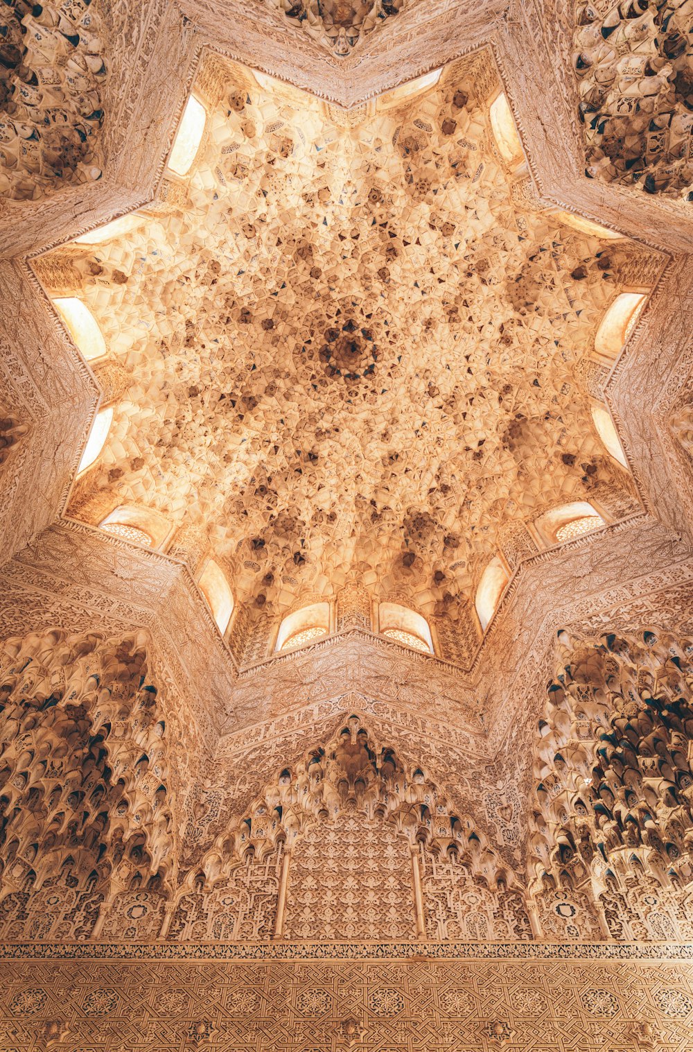 une vue du plafond d’un bâtiment