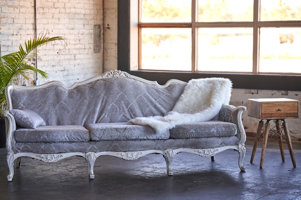 un sofá con una manta en una habitación