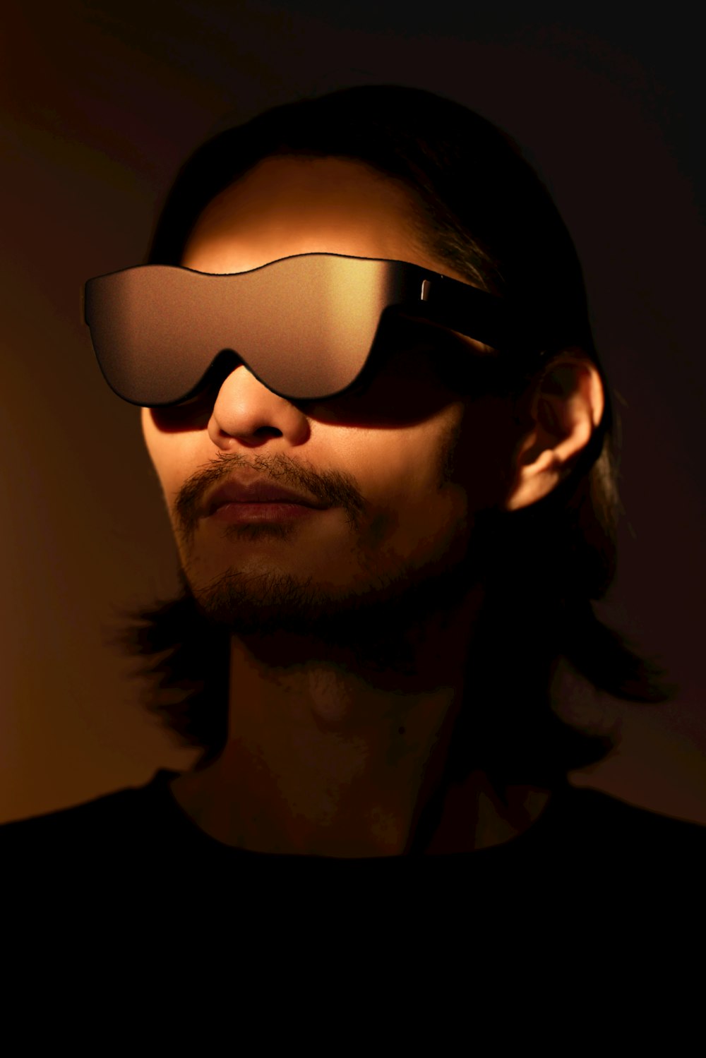 Un homme portant une paire de lunettes 3D