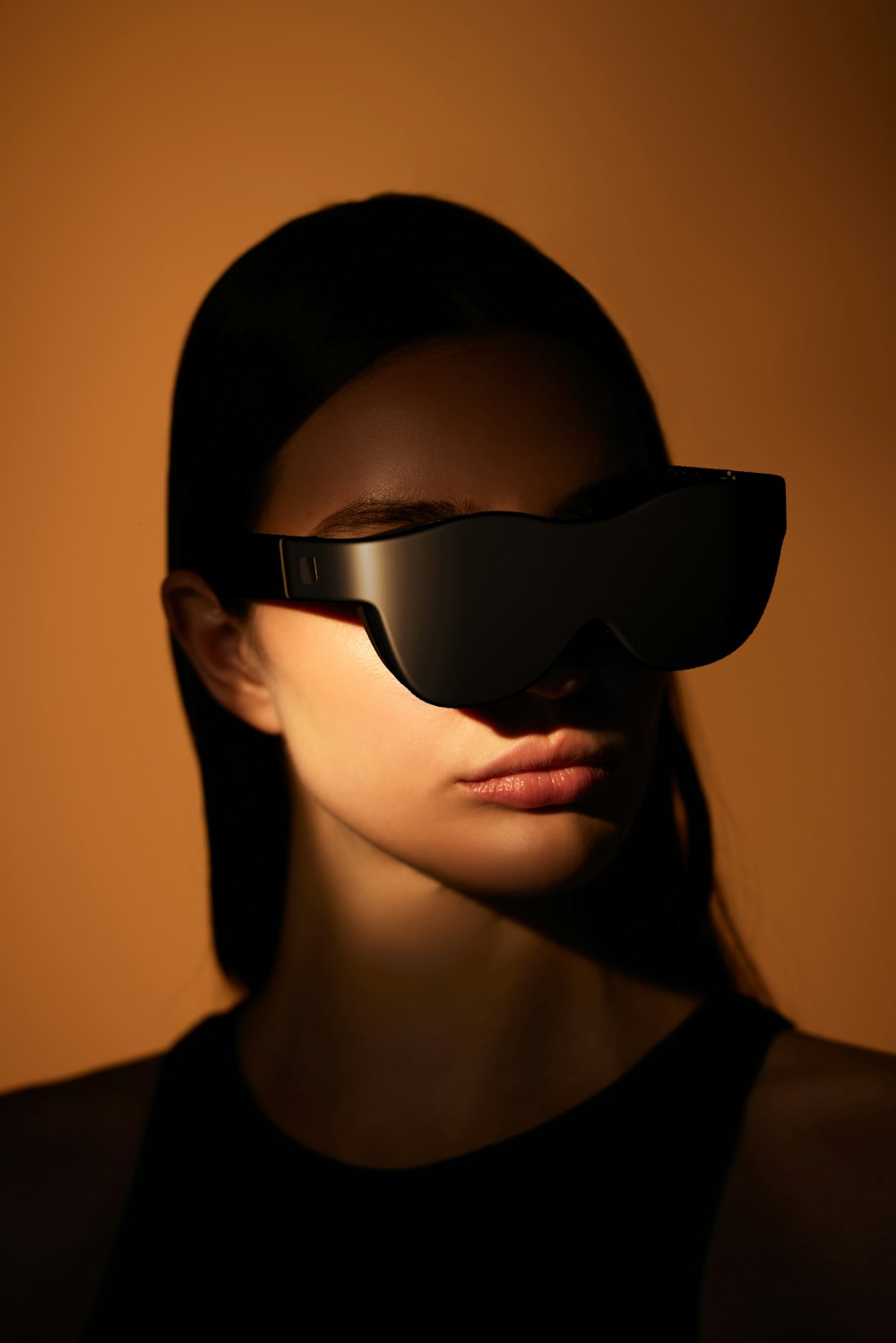 uma mulher usando um par de óculos pretos