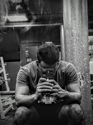 A gym setting with a smartphone displaying AI-generated workout prompts.