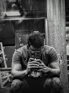 A person using a fitness app on their phone while at the gym.