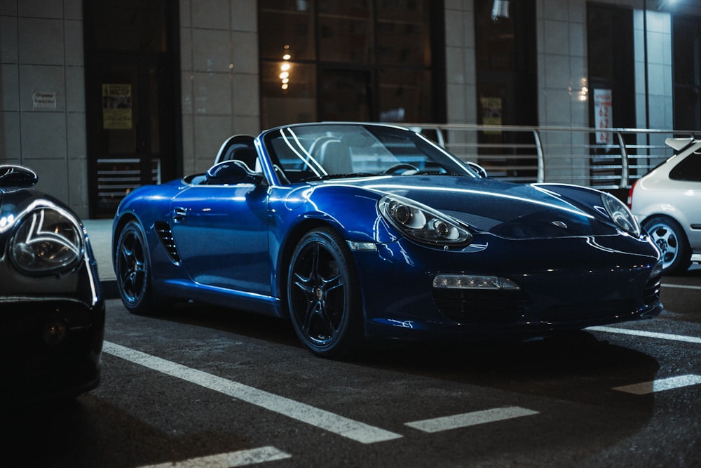 Un coche deportivo azul aparcado en un aparcamiento