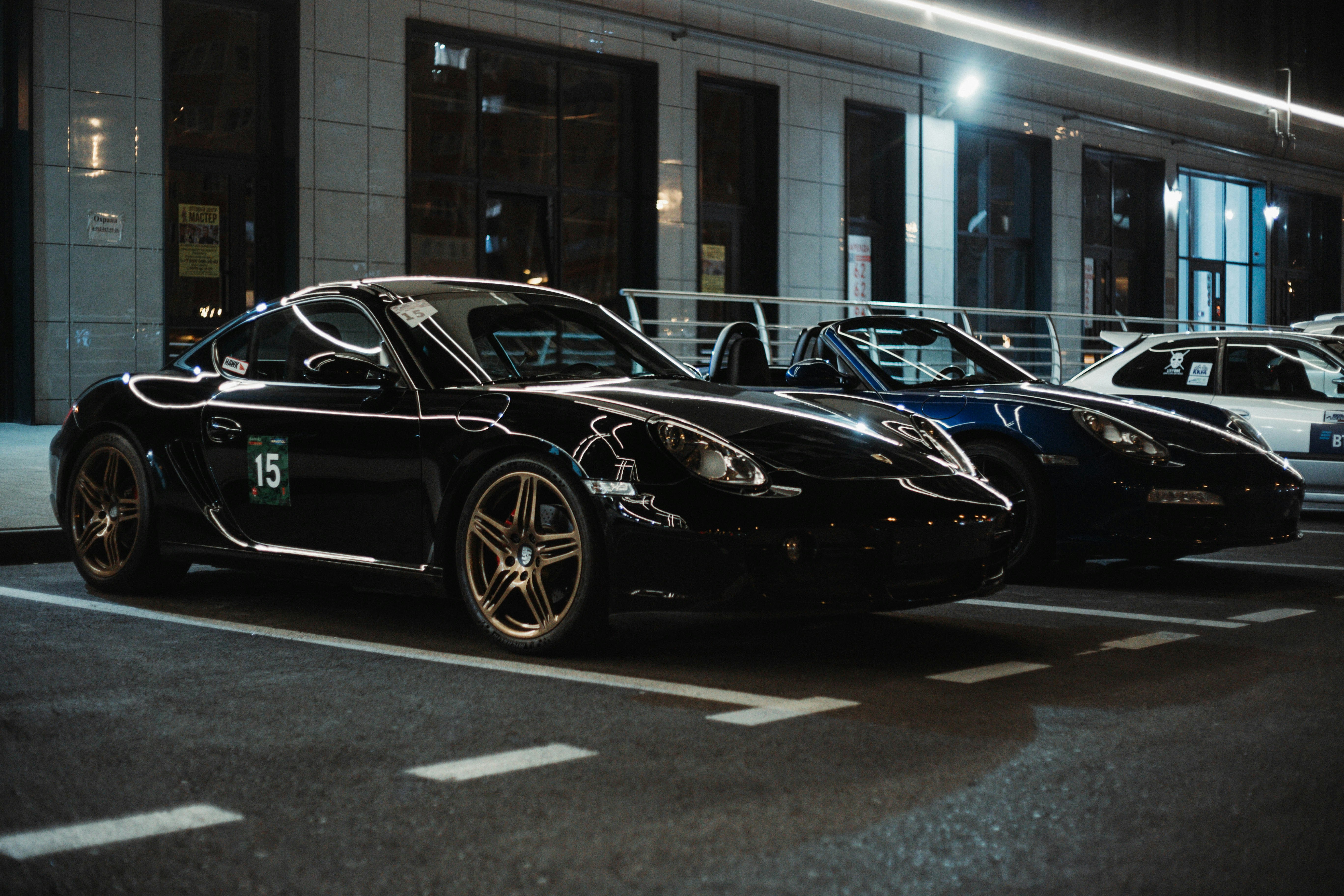 道路脇に停められた黒いスポーツカー