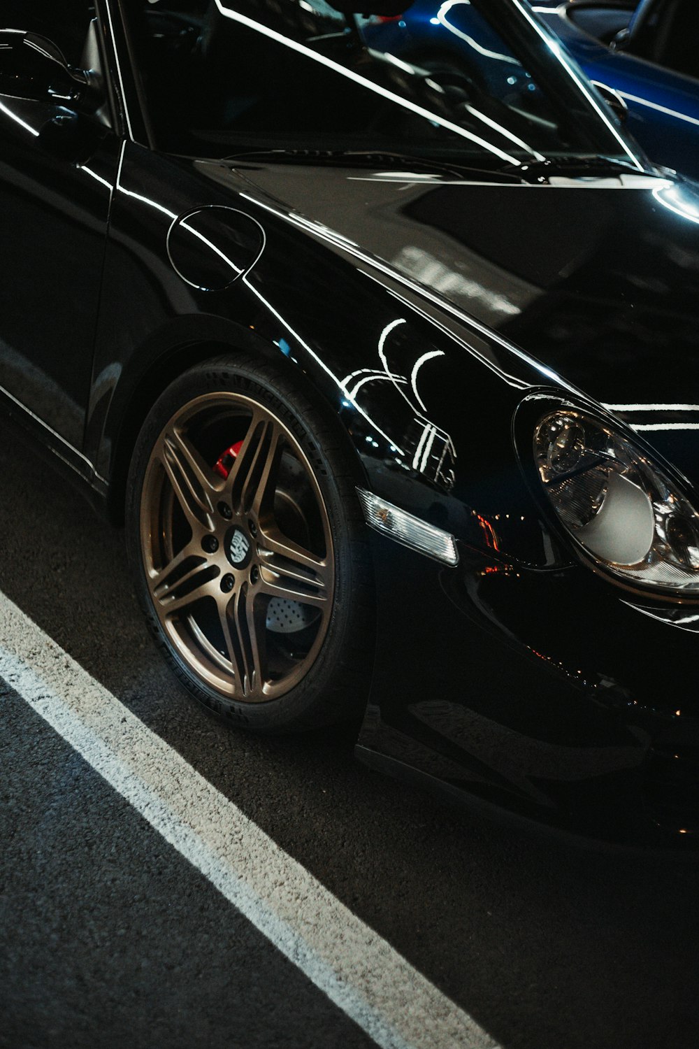 Un auto deportivo negro estacionado en un estacionamiento