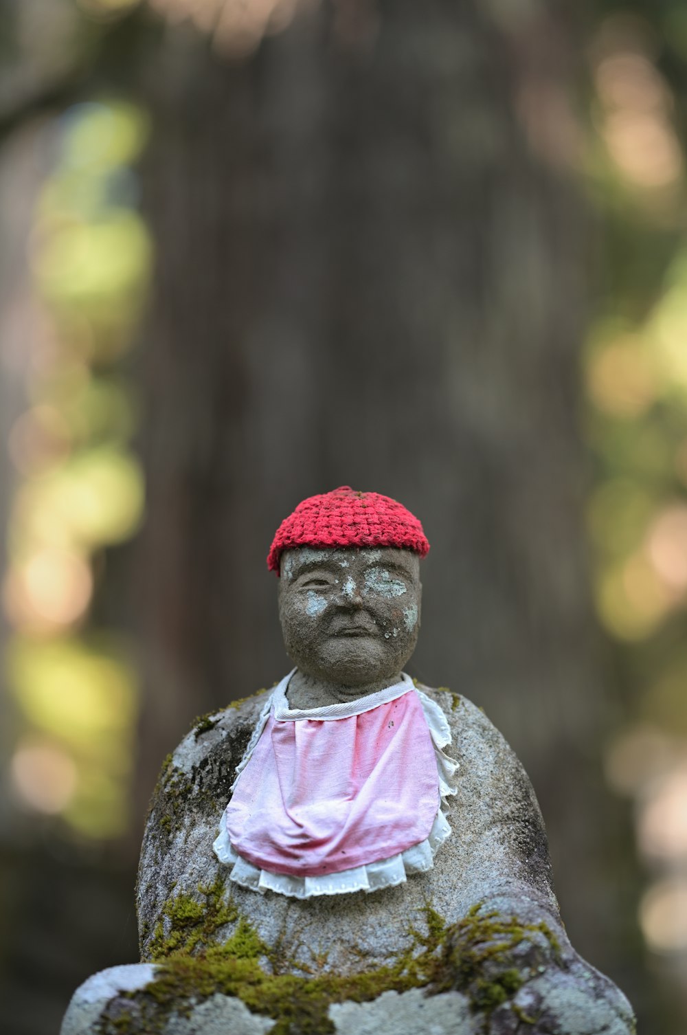 une statue d’un homme coiffé d’un chapeau rouge