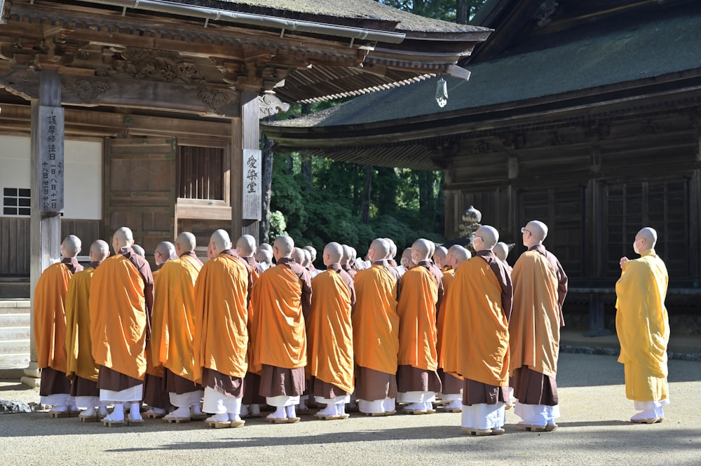 Un grupo de monjes de pie frente a un edificio