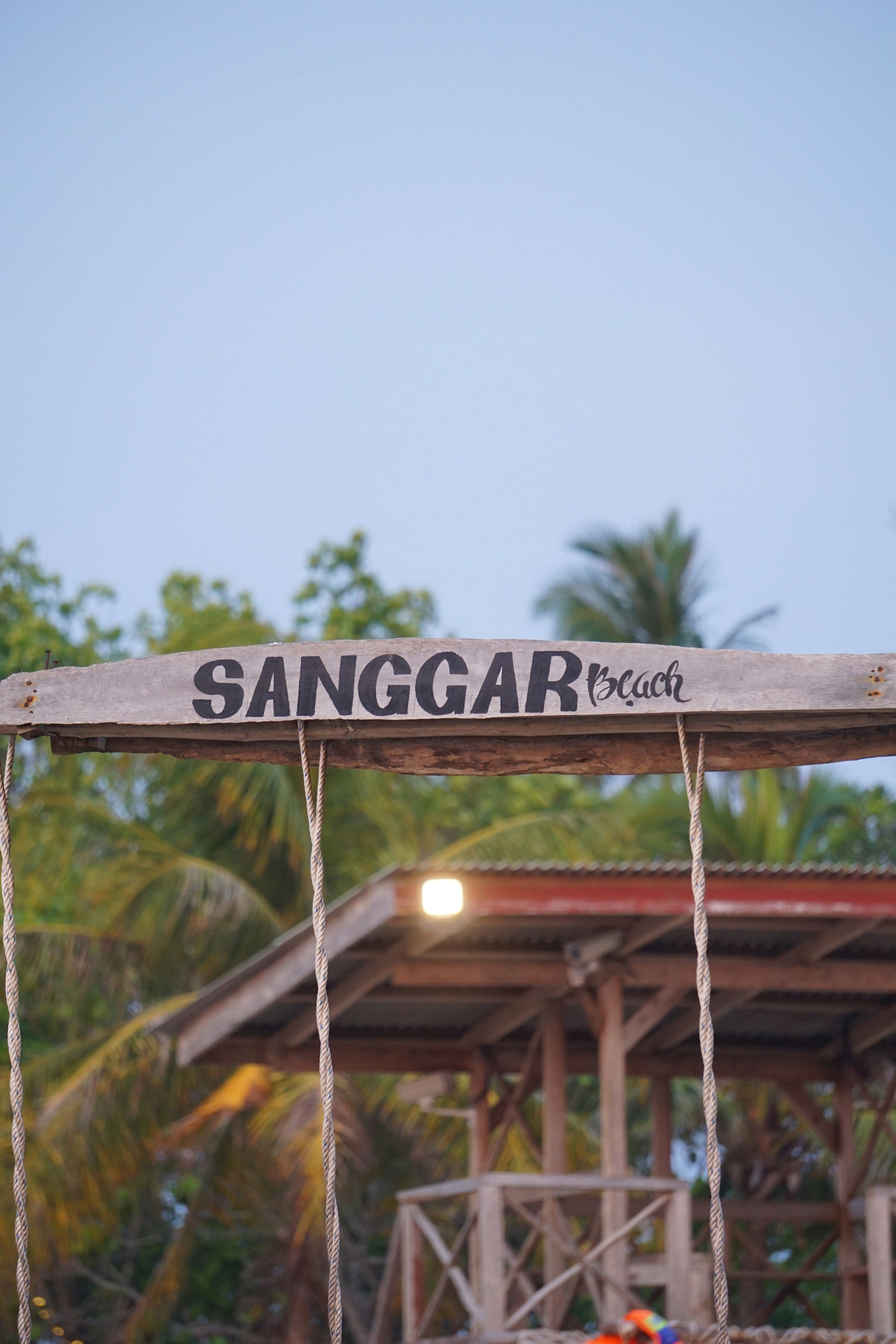 tanda yang tergantung di sisi bangunan