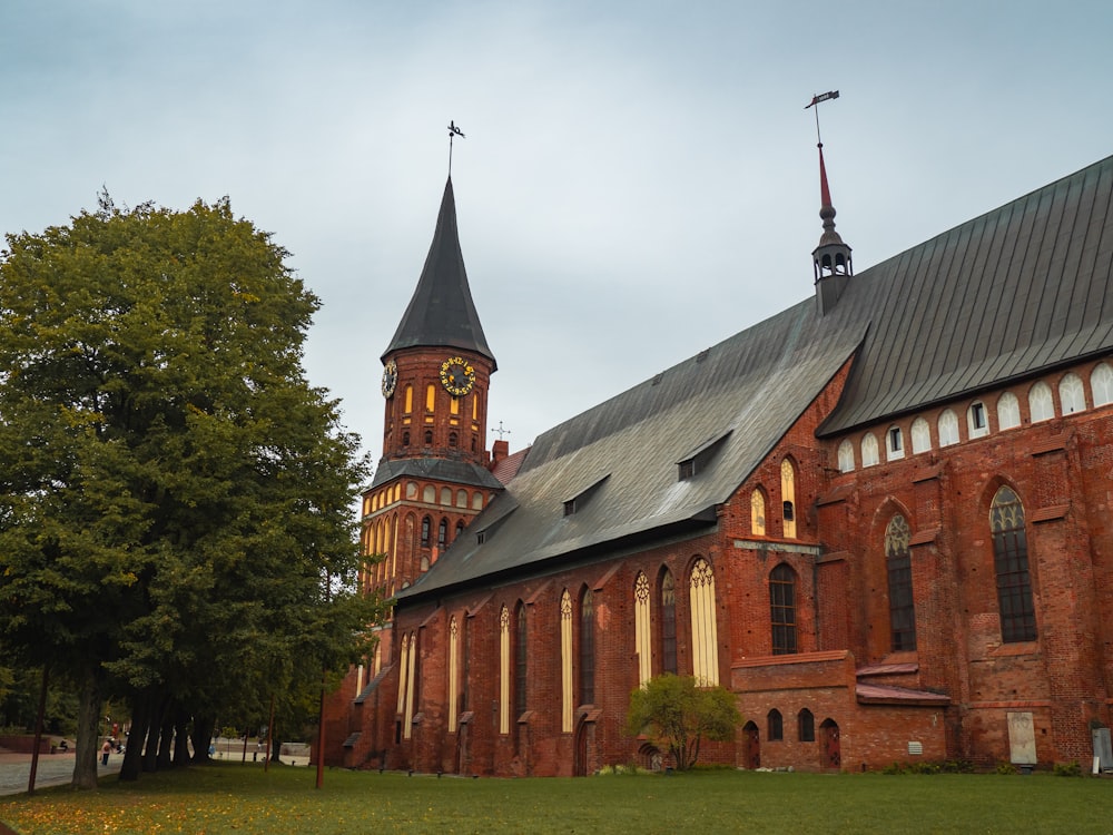 une ancienne église avec une tour de l’horloge et un clocher