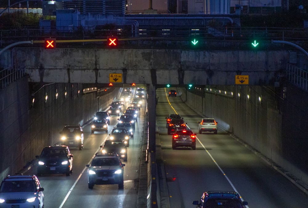 uma rodovia cheia de muito tráfego à noite