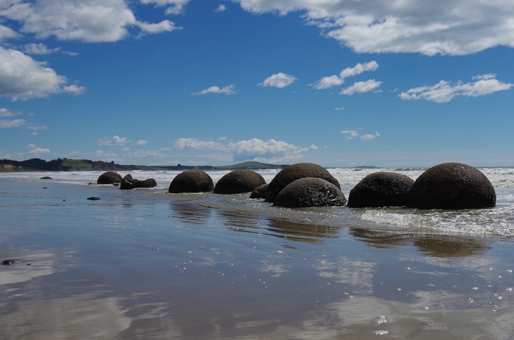 Eine Gruppe von Felsen auf einem Sandstrand