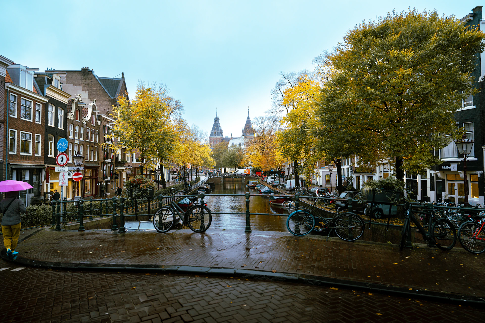 gray computer monitor