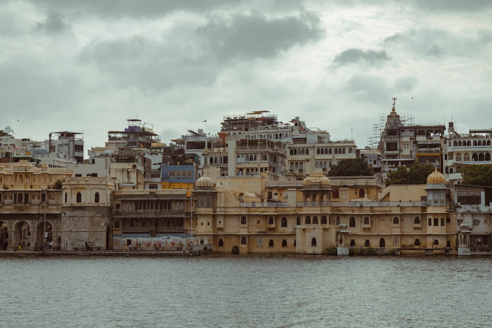 un grande specchio d'acqua con un mucchio di edifici in cima