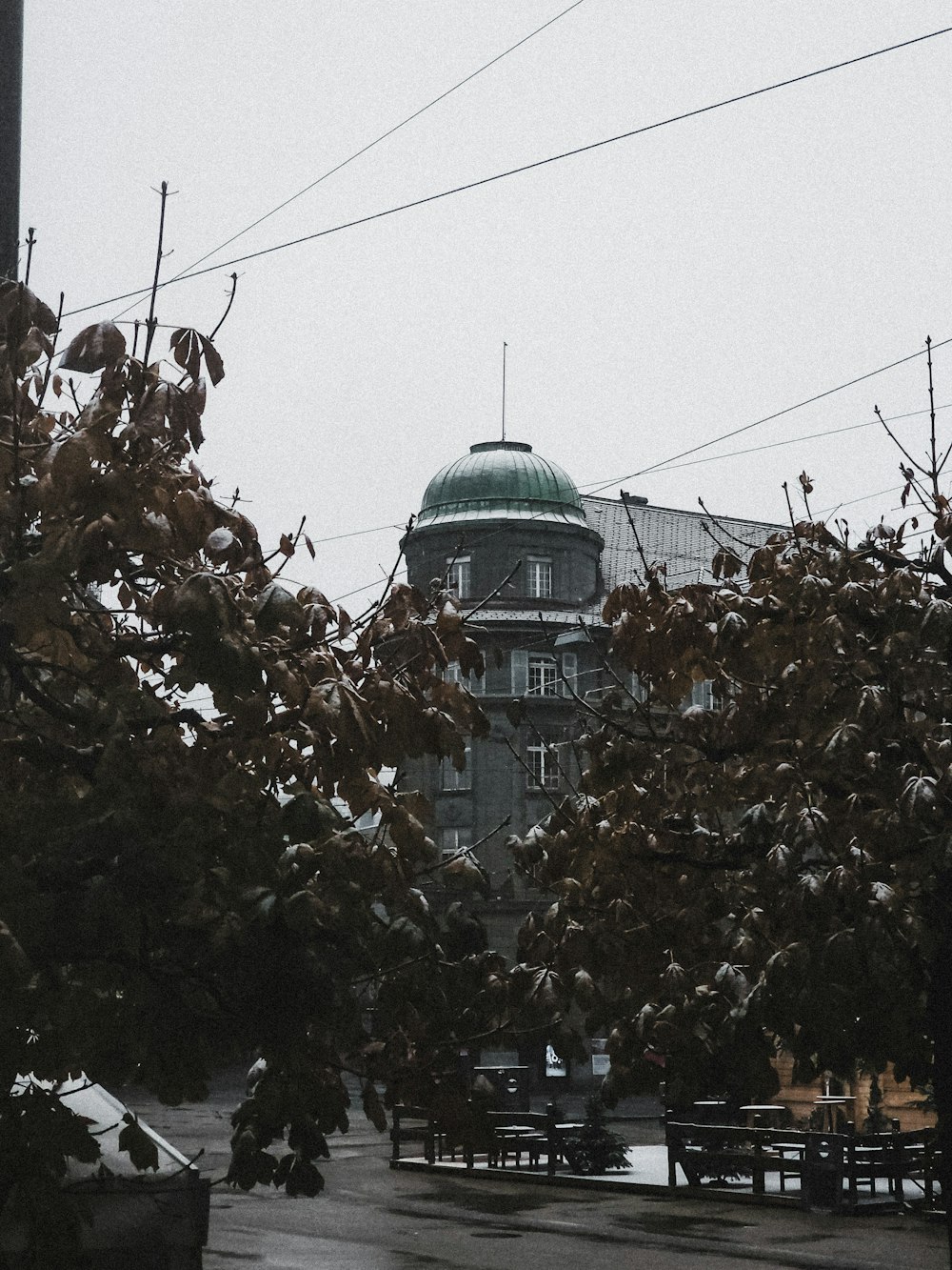 Ein großes Gebäude mit einer grünen Kuppel darauf