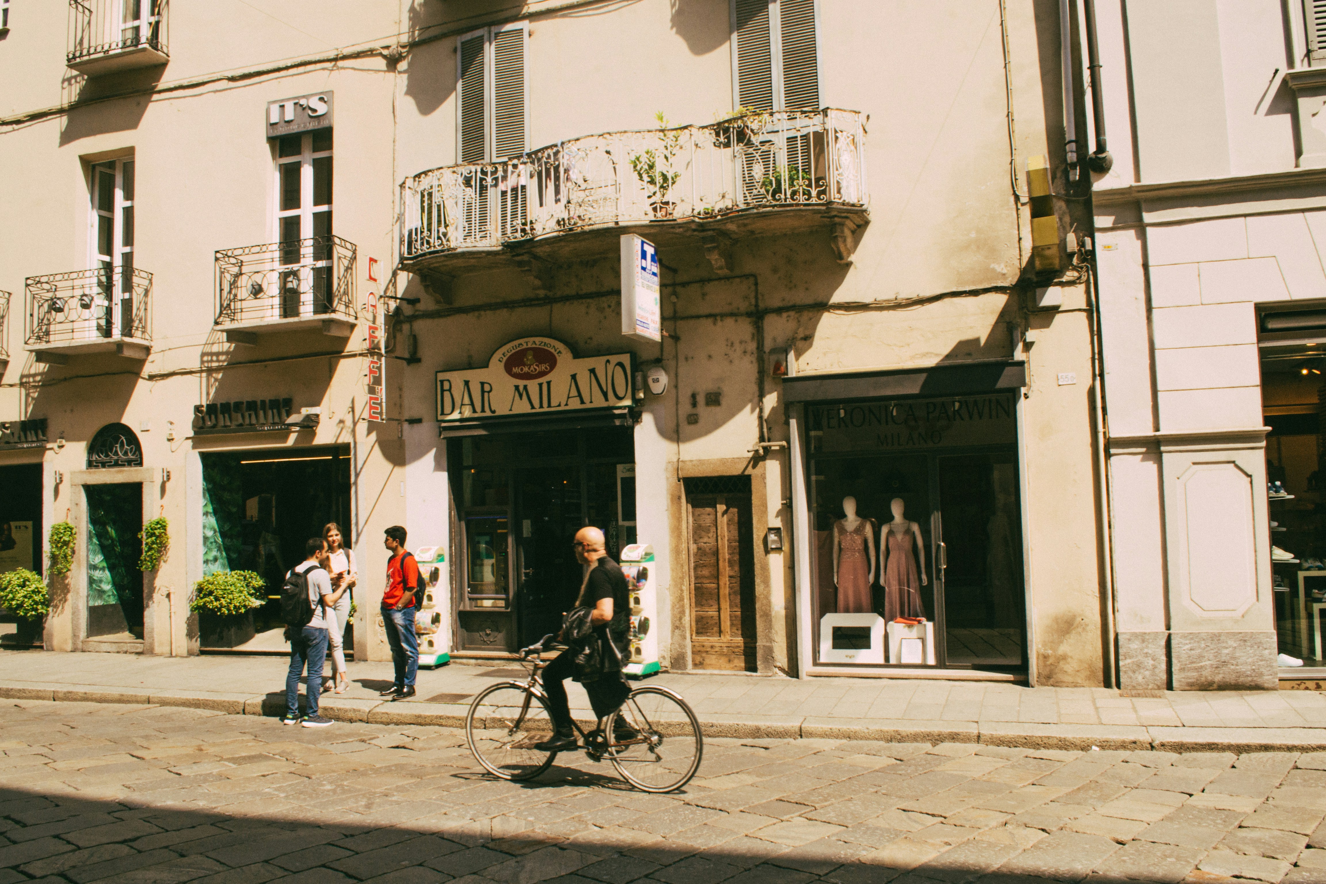 밀란 대 로마 패션 트렌드 비교와 스타일 분석
