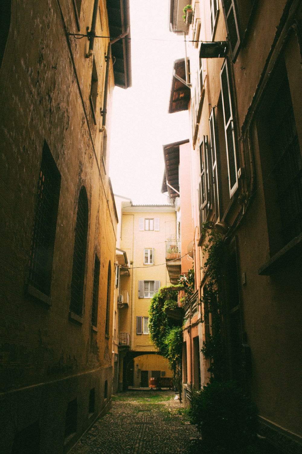 a narrow alleyway between two buildings in a city