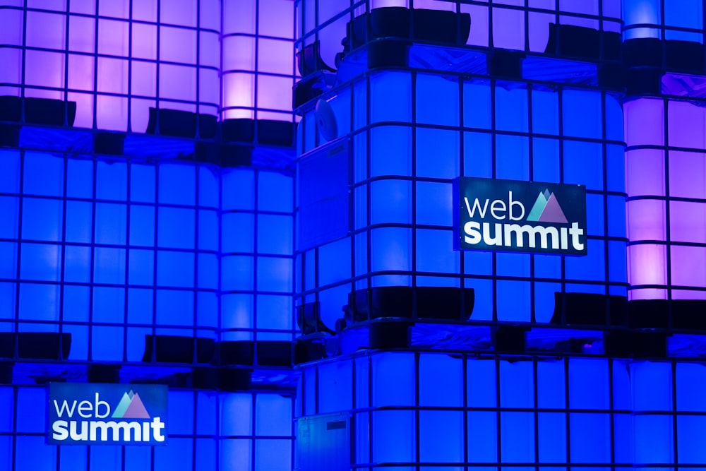 Ein Gebäude, auf dem ein Schild mit der Aufschrift "Web Summit" angebracht ist