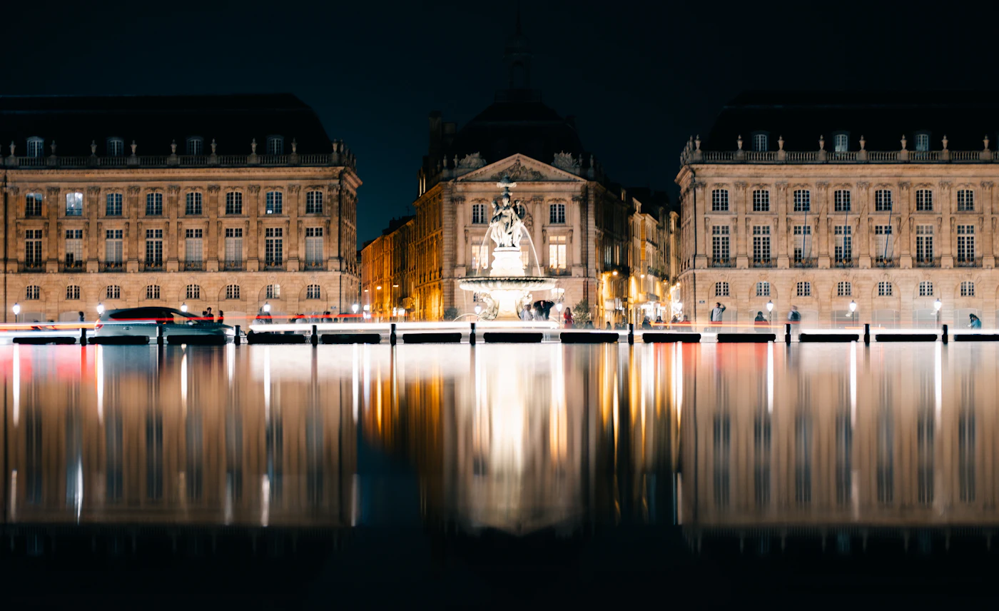 Der Spiegelteich vor der Place de la Bourse in Bordeaux