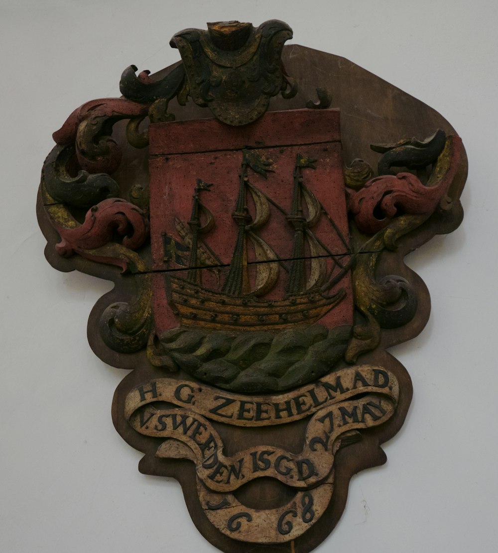 un escudo de armas con un barco en él