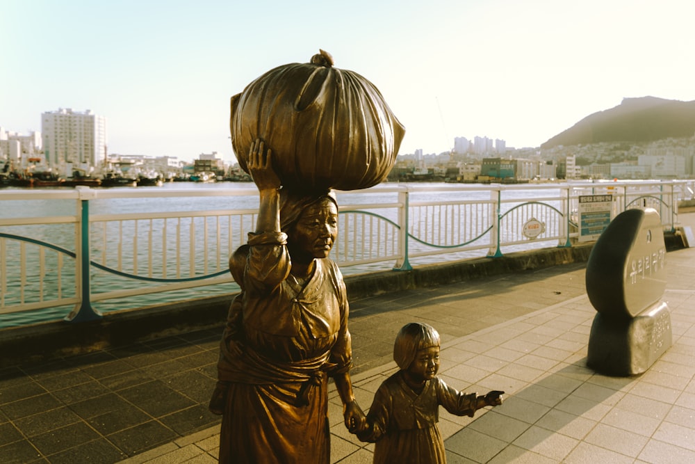 une statue d’une femme portant un panier sur la tête