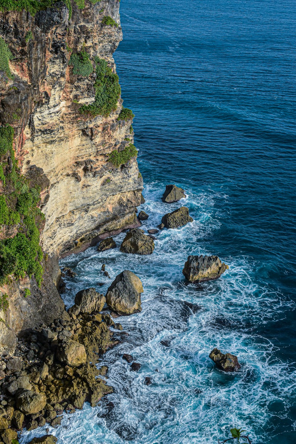 Blick auf das Meer von einer Klippe