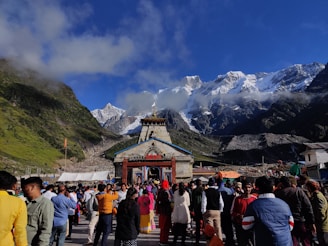 a crowd of people standing around a small building