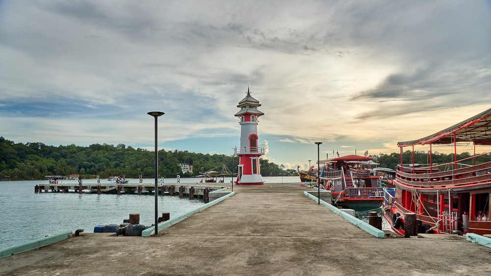桟橋の上に鎮座する赤と白の灯台